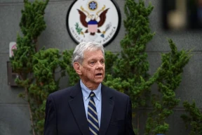 Жонка палітвязня напісала, што яе мужа яшчэ не вызвалілі. Джон Коўл ёй адказаў